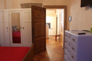 une chambre avec une porte menant à une chambre dans l'établissement B&B Polirone, à San Benedetto Po