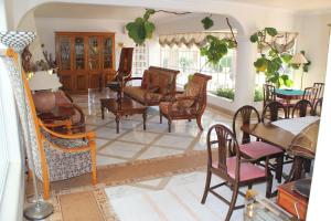 a living room filled with furniture and a mirror at Quinta dos Oliveiras in Carvoeiro