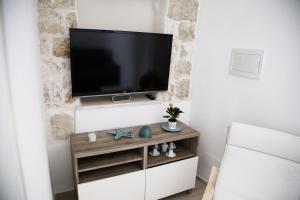 ポリニャーノ・ア・マーレにあるTre Archi Apartment & Relaisの壁掛け薄型テレビ