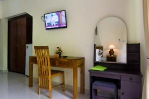 A television and/or entertainment centre at Eka Bali Guest House