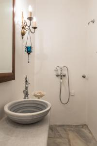 Evita's Villas-Tinosにあるバスルーム