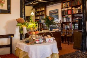 una mesa en una sala con biblioteca con libros en Quinta de São Caetano - São Miguel Açores, en Populo