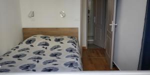 1 dormitorio con 1 cama con colcha azul y blanca en Nice Seaview Free Parking 4.Pers en Niza