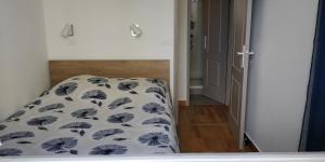 a bedroom with a bed with a blue and white bedspread at Nice Seaview Free Parking 4.Pers in Nice
