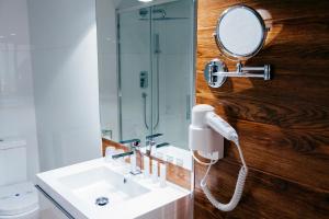 bagno con lavandino e specchio di Hotel Art Santander a Santander
