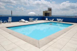 サン・ジョゼ・ドス・カンポスにあるHotel Dan Inn São José dos Camposの大型スイミングプール
