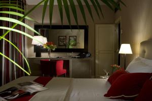 Postel nebo postele na pokoji v ubytování Hotel dei Borgognoni + 30 fotografií
