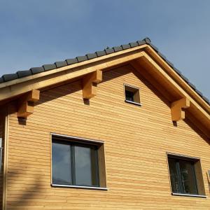 une maison en bois avec trois fenêtres. dans l'établissement CANOLS#32, à Valbella