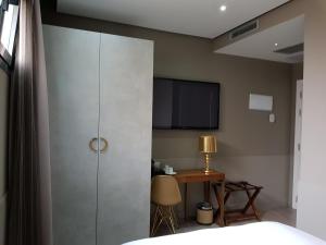 Uma TV ou centro de entretenimento em Hotel Art Santander