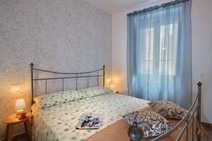 a bedroom with a bed and a window at B&B Il Lentisco in Camerota