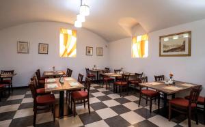 Reštaurácia alebo iné gastronomické zariadenie v ubytovaní EA Hotel Downtown