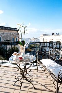Rõdu või terrass majutusasutuses OSTUNI PALACE - Hotel Bistrot & SPA