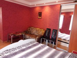 sypialnia z kanapą i lustrem w obiekcie Домик у моря w Odessie