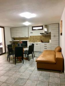 cocina con sofá, mesa y sillas en Villa Silvia Apartment, en Olmedo