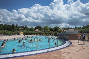 Bazén v ubytování Holiday Centre Bi village nebo v jeho okolí