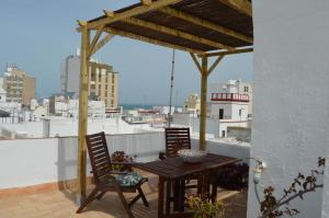 stół i krzesła na balkonie z widokiem w obiekcie Apartamento El Mirador de Cadiz w Kadyksie