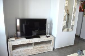 Telewizja i/lub zestaw kina domowego w obiekcie Apartamento El Mirador de Cadiz