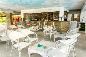 Ο χώρος του lounge ή του μπαρ στο Vrachos Beach Hotel
