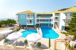 una vista aérea de un hotel con piscina y sombrillas en Vrachos Beach Hotel, en Vrachos