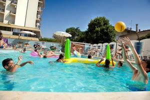 eine Gruppe von Menschen, die in einem Schwimmbad spielen in der Unterkunft Hotel Acquario in Rimini