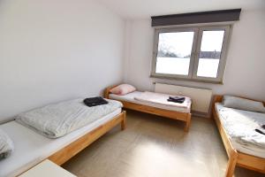 um quarto com duas camas e uma janela em Apartments Köln Gremberghofen em Colônia