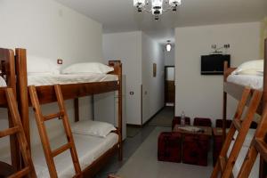 Divstāvu gulta vai divstāvu gultas numurā naktsmītnē Guesthouse Villa Juri