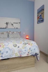 A bed or beds in a room at Apartamento Playa Las Canteras
