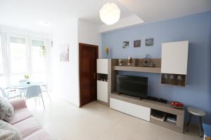 A television and/or entertainment centre at Apartamento Playa Las Canteras