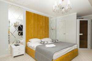 モスクワにあるKvart-Hotel Jacuzzi & Sauna Cityのベッドルーム1室(ベッド1台、シャンデリア付)