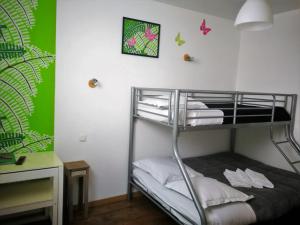 a bunk bed in a room with a desk at Terrasses de l'Aven in Orgnac-lʼAven