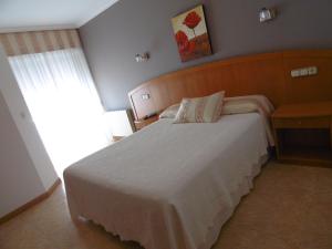 Łóżko lub łóżka w pokoju w obiekcie Hotel Miramar 2** Superior