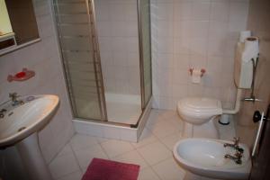 um banheiro com chuveiro, vaso sanitrio e pia em Gis - Belas Vistas na N2 - AL em Gis