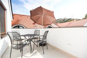 Uma varanda ou terraço em (Ne)vinná kavárna