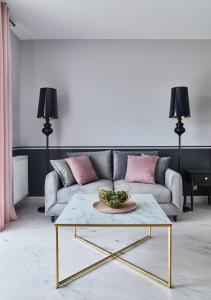 una sala de estar con un sofá y una mesa en Staywin Aura Gdańsk II, en Gdansk