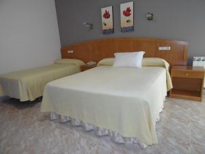 Łóżko lub łóżka w pokoju w obiekcie Hotel Miramar 2** Superior