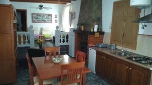 une cuisine avec une table en bois et une salle à manger dans l'établissement Casa Rural La Yedra, à Níjar