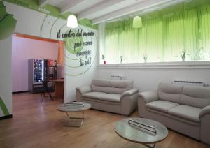 ミラノにあるミラノ オステロのリビングルーム(ソファ2台、テーブル2台付)