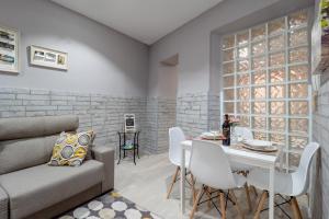 - un salon avec un canapé et une table dans l'établissement Apartamento Maribel, à Cadix