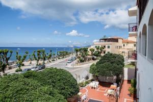 een uitzicht op een straat met een gebouw en de oceaan bij Hotel El Balear in Alghero