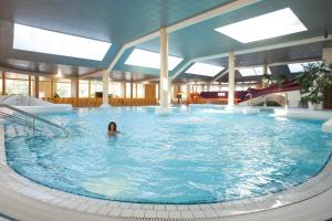 Bazén v ubytovaní Thermenhotel PuchasPLUS Stegersbach alebo v jeho blízkosti