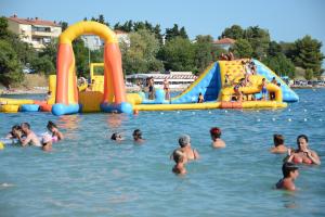 un grupo de personas en el agua en un parque acuático en Fantastic View en Zadar