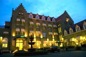 un gran edificio con una fuente frente a él en Fletcher Hotel-Restaurant de Dikke van Dale, en Sluis