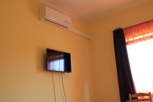 TV a/nebo společenská místnost v ubytování Király Szálló & Panzió
