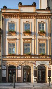 ein großes Gebäude mit Fenstern auf einer Straße in der Unterkunft Antik Hotel Prague in Prag