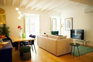 - un salon avec un canapé et une table dans l'établissement Casas da Baixa - Vila Intendente, à Lisbonne