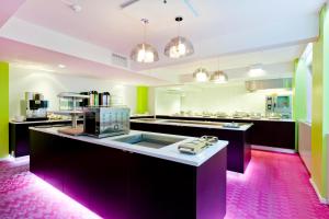 Kuchyň nebo kuchyňský kout v ubytování MediInn Hotel Oslo