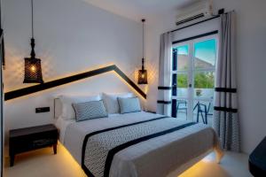 Ένα ή περισσότερα κρεβάτια σε δωμάτιο στο Divelia Hotel