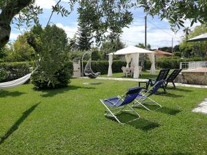 two chairs and a hammock in a yard at La Mimosa Chic in Pietrasanta