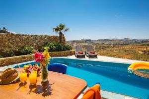 A piscina localizada em Bellavista Farmhouses Gozo ou nos arredores