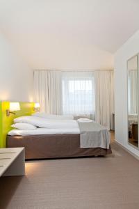 Postel nebo postele na pokoji v ubytování MediInn Hotel Oslo